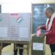 नांदेडमधील मतदान केंद्रावर मतदान करताना नागरिक