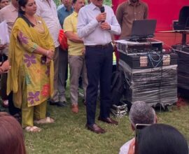 नाशिकमध्ये पालकमंत्री गिरीश महाजन यांनी निवासस्थानी भगवा ध्वज फडकवून अभियानाचा प्रारंभ केला.