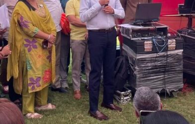 नाशिकमध्ये पालकमंत्री गिरीश महाजन यांनी निवासस्थानी भगवा ध्वज फडकवून अभियानाचा प्रारंभ केला.
