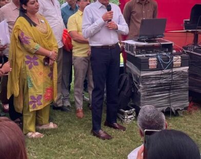 नाशिकमध्ये पालकमंत्री गिरीश महाजन यांनी निवासस्थानी भगवा ध्वज फडकवून अभियानाचा प्रारंभ केला.