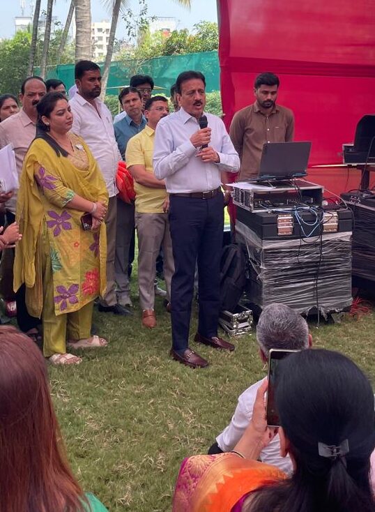 नाशिकमध्ये पालकमंत्री गिरीश महाजन यांनी निवासस्थानी भगवा ध्वज फडकवून अभियानाचा प्रारंभ केला.