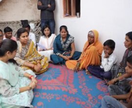 राज्यमंत्री मेघनाताई साकोरे-बोर्डीकर मयत शेतकरी कुटुंबीयांचे सांत्वन करताना