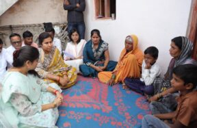 राज्यमंत्री मेघनाताई साकोरे-बोर्डीकर मयत शेतकरी कुटुंबीयांचे सांत्वन करताना