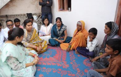 राज्यमंत्री मेघनाताई साकोरे-बोर्डीकर मयत शेतकरी कुटुंबीयांचे सांत्वन करताना