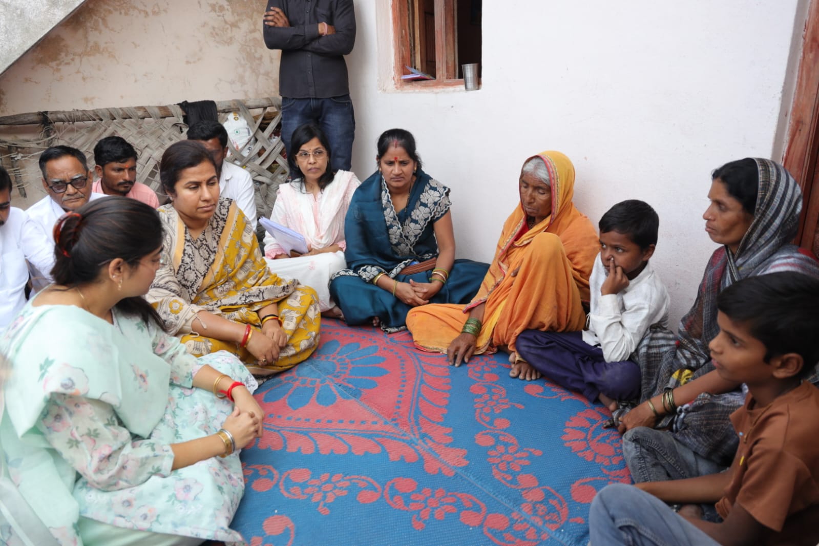 राज्यमंत्री मेघनाताई साकोरे-बोर्डीकर मयत शेतकरी कुटुंबीयांचे सांत्वन करताना