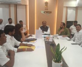 महसूल मंत्री चंद्रशेखर बावनकुळे बैठक घेत असताना