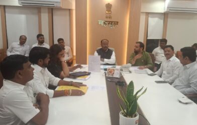 महसूल मंत्री चंद्रशेखर बावनकुळे बैठक घेत असताना