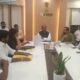 महसूल मंत्री चंद्रशेखर बावनकुळे बैठक घेत असताना