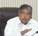 ग्रंथालयांचे अनुदान ऑनलाइन जमा झाल्याची माहिती देताना मंत्री चंद्रकांत पाटील