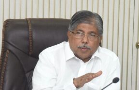 ग्रंथालयांचे अनुदान ऑनलाइन जमा झाल्याची माहिती देताना मंत्री चंद्रकांत पाटील