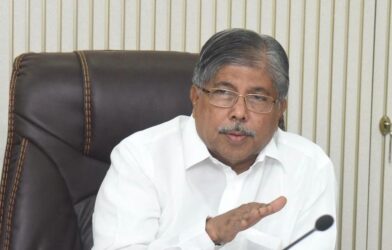 ग्रंथालयांचे अनुदान ऑनलाइन जमा झाल्याची माहिती देताना मंत्री चंद्रकांत पाटील