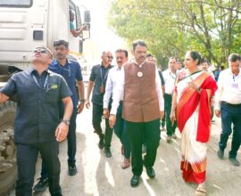 नाशिकमध्ये विकासकामांची पाहणी करताना मुख्यमंत्री देवेंद्र फडणवीस आणि इतर अधिकारी.