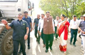 नाशिकमध्ये विकासकामांची पाहणी करताना मुख्यमंत्री देवेंद्र फडणवीस आणि इतर अधिकारी.