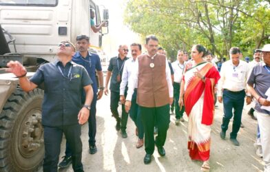 नाशिकमध्ये विकासकामांची पाहणी करताना मुख्यमंत्री देवेंद्र फडणवीस आणि इतर अधिकारी.
