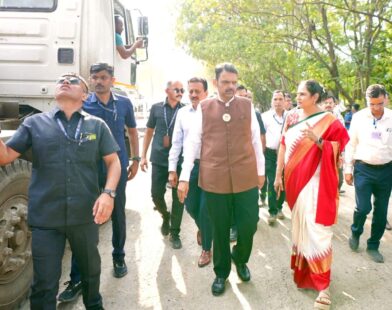 नाशिकमध्ये विकासकामांची पाहणी करताना मुख्यमंत्री देवेंद्र फडणवीस आणि इतर अधिकारी.
