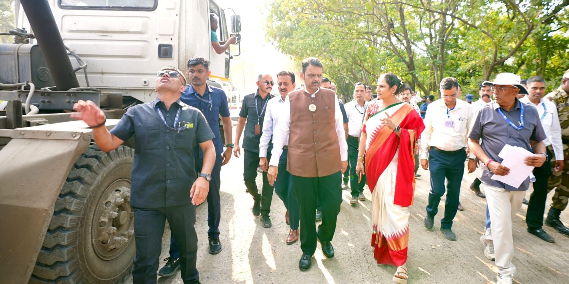 नाशिकमध्ये विकासकामांची पाहणी करताना मुख्यमंत्री देवेंद्र फडणवीस आणि इतर अधिकारी.
