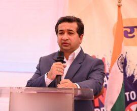 सिंधुदुर्गात राष्ट्रीय मोटरसायकल रॅलीचे स्वागत करताना पालकमंत्री नितेश राणे आणि अधिकारी