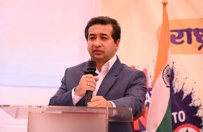 सिंधुदुर्गात राष्ट्रीय मोटरसायकल रॅलीचे स्वागत करताना पालकमंत्री नितेश राणे आणि अधिकारी