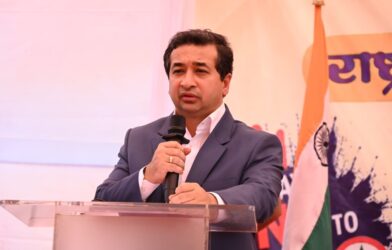 सिंधुदुर्गात राष्ट्रीय मोटरसायकल रॅलीचे स्वागत करताना पालकमंत्री नितेश राणे आणि अधिकारी