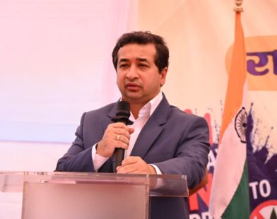 सिंधुदुर्गात राष्ट्रीय मोटरसायकल रॅलीचे स्वागत करताना पालकमंत्री नितेश राणे आणि अधिकारी
