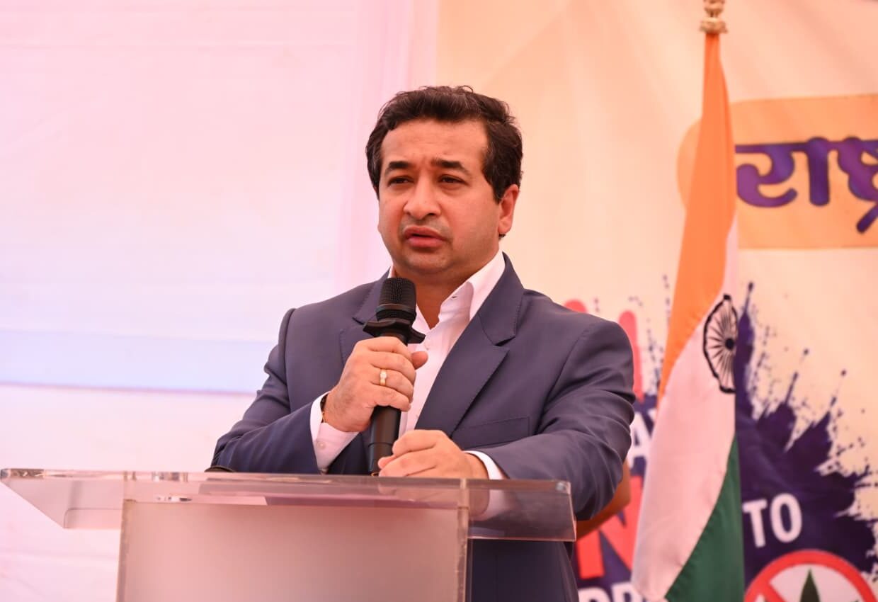 सिंधुदुर्गात राष्ट्रीय मोटरसायकल रॅलीचे स्वागत करताना पालकमंत्री नितेश राणे आणि अधिकारी