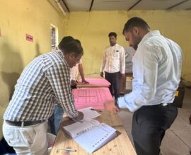 बीड जिल्ह्यातील मतदान केंद्रावर मतदानासाठी आलेले पदवीधर मतदार