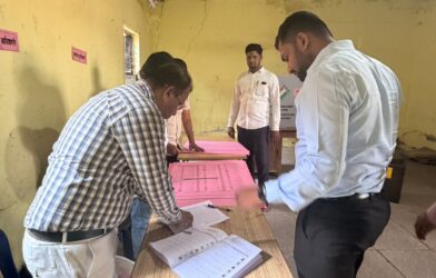 बीड जिल्ह्यातील मतदान केंद्रावर मतदानासाठी आलेले पदवीधर मतदार
