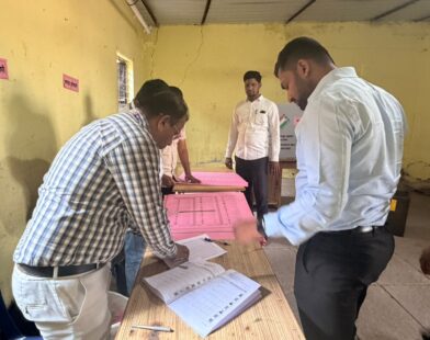 बीड जिल्ह्यातील मतदान केंद्रावर मतदानासाठी आलेले पदवीधर मतदार