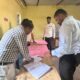 बीड जिल्ह्यातील मतदान केंद्रावर मतदानासाठी आलेले पदवीधर मतदार
