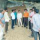 मका मुरघास आणि चारा व्यवस्थापनाची पाहणी करताना अधिकारी व शेतकरी