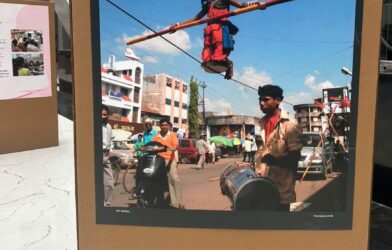 मंत्रालयातील त्रिमूर्ती प्रांगणात भरलेले उजेडाच्या वाटेवर छायाचित्र प्रदर्शन