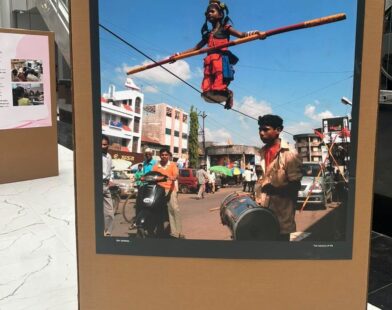मंत्रालयातील त्रिमूर्ती प्रांगणात भरलेले उजेडाच्या वाटेवर छायाचित्र प्रदर्शन