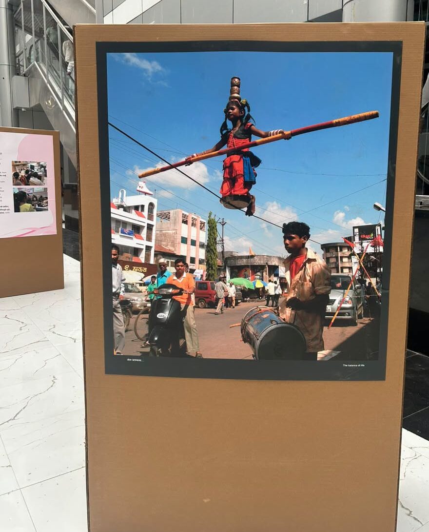 मंत्रालयातील त्रिमूर्ती प्रांगणात भरलेले उजेडाच्या वाटेवर छायाचित्र प्रदर्शन