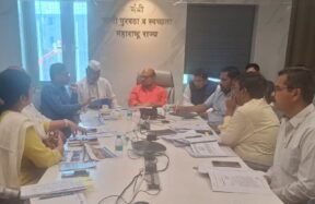 पाणीपुरवठा योजनांच्या आढावा बैठकीचे सभागृहातील दृष्य