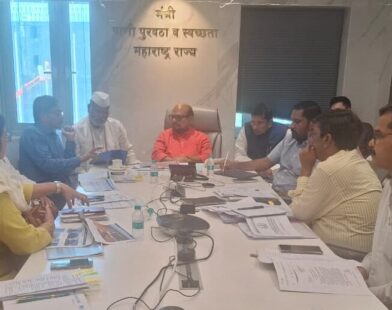 पाणीपुरवठा योजनांच्या आढावा बैठकीचे सभागृहातील दृष्य