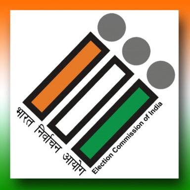 मतदार यादी पुनरीक्षण आणि दावे-हरकती संदर्भातील कागदपत्रे तपासणारा नागरिक
