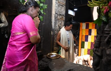 त्र्यंबकेश्वर मंदिरात राष्ट्रपती द्रौपदी मुर्मू दर्शन घेताना