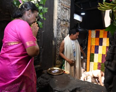 त्र्यंबकेश्वर मंदिरात राष्ट्रपती द्रौपदी मुर्मू दर्शन घेताना
