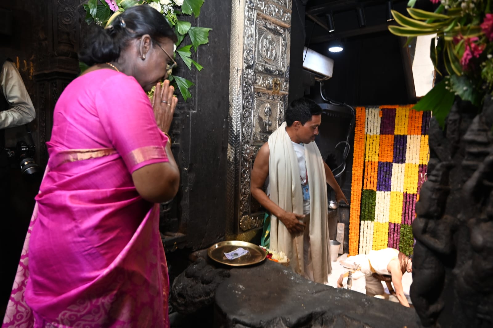 त्र्यंबकेश्वर मंदिरात राष्ट्रपती द्रौपदी मुर्मू दर्शन घेताना
