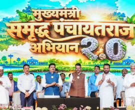 नाशिकमधील कार्यक्रमात मुख्यमंत्री देवेंद्र फडणवीस पुरस्कार वितरण करताना