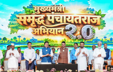 नाशिकमधील कार्यक्रमात मुख्यमंत्री देवेंद्र फडणवीस पुरस्कार वितरण करताना