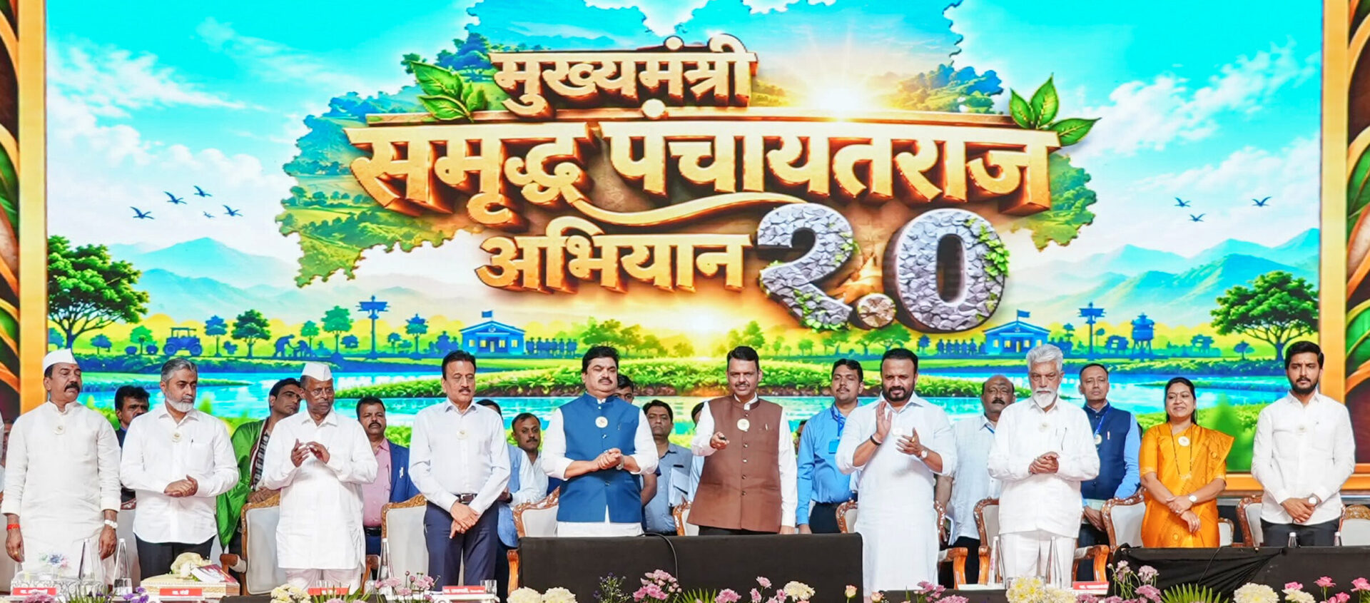नाशिकमधील कार्यक्रमात मुख्यमंत्री देवेंद्र फडणवीस पुरस्कार वितरण करताना