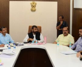 मुंबईतील इमारतींच्या समूह पुनर्विकासाच्या बैठकीत चर्चा करताना अधिकारी व पदाधिकारी