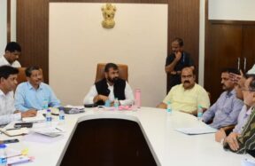 मुंबईतील इमारतींच्या समूह पुनर्विकासाच्या बैठकीत चर्चा करताना अधिकारी व पदाधिकारी