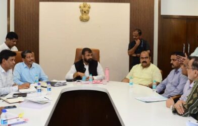 मुंबईतील इमारतींच्या समूह पुनर्विकासाच्या बैठकीत चर्चा करताना अधिकारी व पदाधिकारी