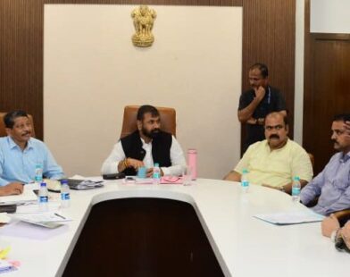 मुंबईतील इमारतींच्या समूह पुनर्विकासाच्या बैठकीत चर्चा करताना अधिकारी व पदाधिकारी
