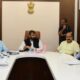 मुंबईतील इमारतींच्या समूह पुनर्विकासाच्या बैठकीत चर्चा करताना अधिकारी व पदाधिकारी