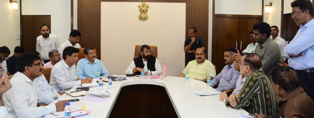 मुंबईतील इमारतींच्या समूह पुनर्विकासाच्या बैठकीत चर्चा करताना अधिकारी व पदाधिकारी
