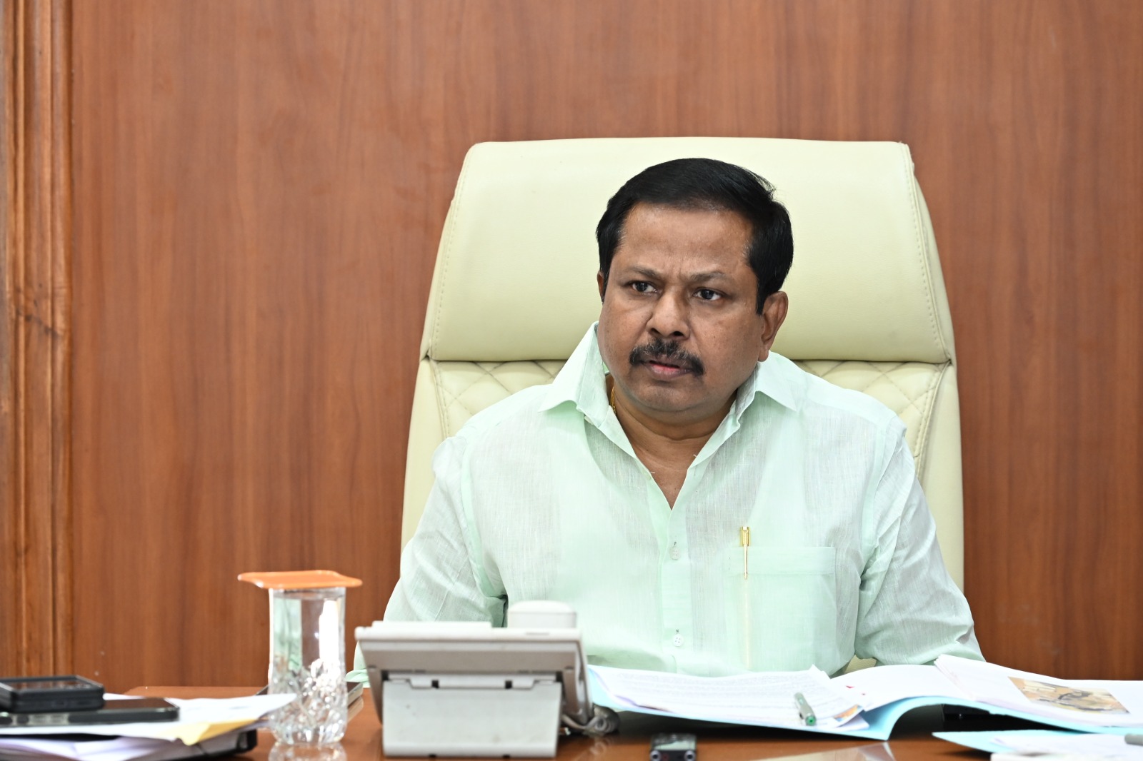 विधानभवनात पार पडलेली बुद्धभूमी फाउंडेशनच्या जमिनीसंदर्भातील आढावा बैठक
