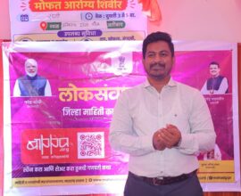 रायगडमधील गणेशोत्सव मंडपात लोकसंवाद उपक्रमादरम्यान मार्गदर्शन करताना अधिकारी आणि उपस्थित नागरिक